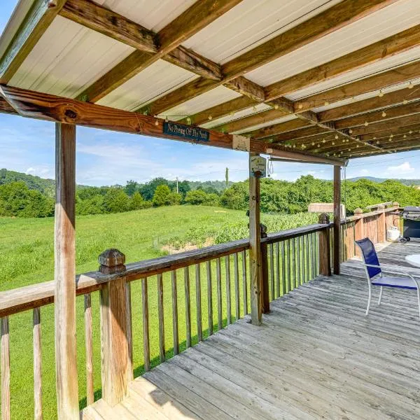 Rogersville Barn Apartment on 27 Acres w/ Pond!，位于Rogersville的酒店
