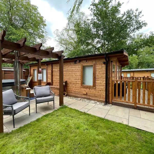 Lakeside Lodge 1, with Log burning Hot Tub，位于Everton的酒店