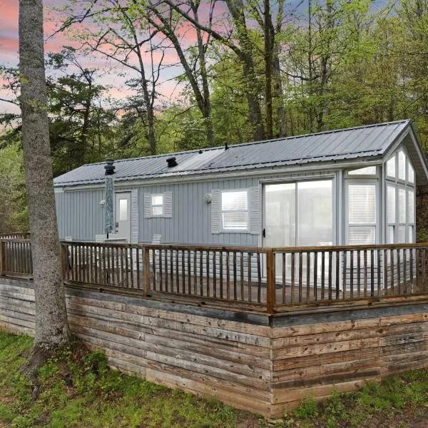 Premium Cabin with Pasture Views & Private Hot Tub，位于Stanton的酒店