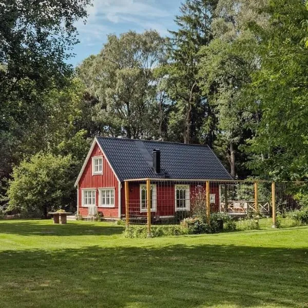 Cottage By The Stream In Southern Halland，位于拉霍尔姆的酒店