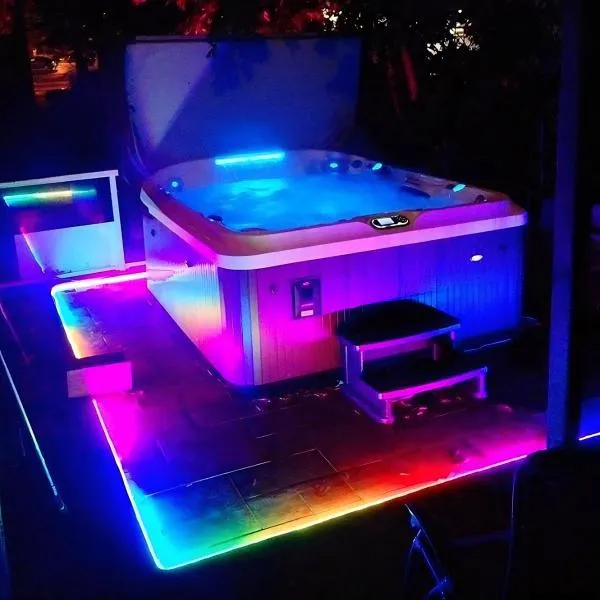 Petit loft avec jacuzzi et terrase exotique privé，位于格兰比的酒店