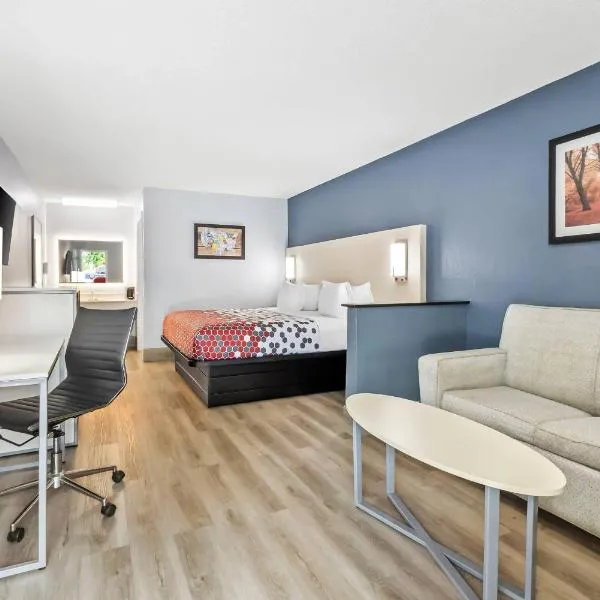 Econo Lodge Inn & Suites Cayce I-26 Airport，位于凯斯的酒店
