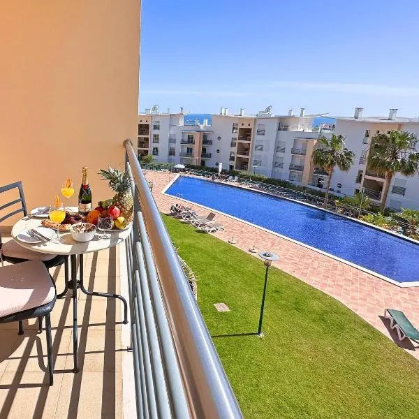 Modern Ocean, Garden & Pool view Condo by BeCherish，位于阿尔布费拉的酒店