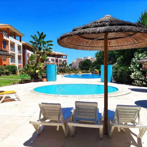 Fabulous Sunny Pool&Garden Condo by BeCherish，位于阿尔布费拉的酒店