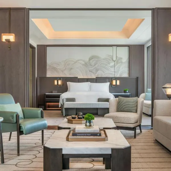 深圳星河丽思卡尔顿酒店，位于深圳的酒店