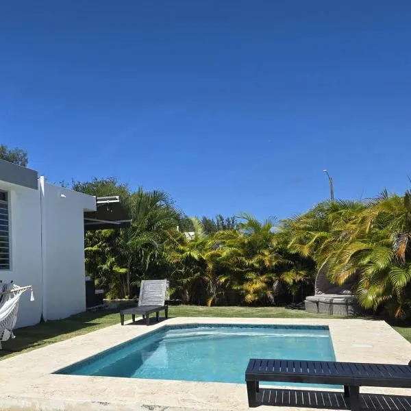 Ocean Motion Rental Casa en la playa con piscina cerca Yunque y VSjuan，位于Loiza的酒店