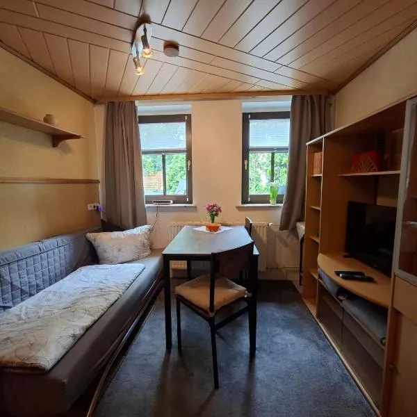 ansimali 2 - Apartment mit Wohn- und Schlafraum, integrierter Küchenzeile, separater Dusche und WC - ideal für Alleinreisende und Monteure am Spiegelwald，位于贝尔费德的酒店