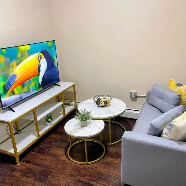 Cozy 2BR Brick Haven! Near light rail! 35m to NYC，位于泽西市的酒店