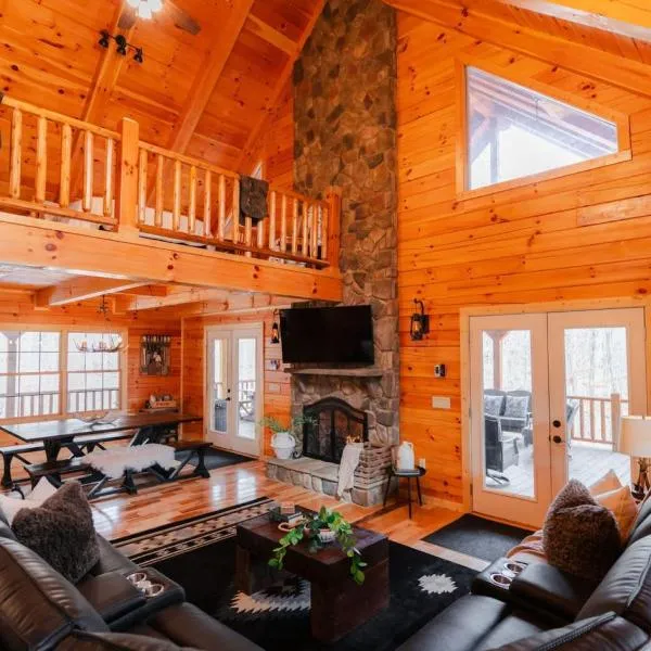 Sleeps 16 Luxury Cabin with Game Room & Hot Tub，位于洛根的酒店