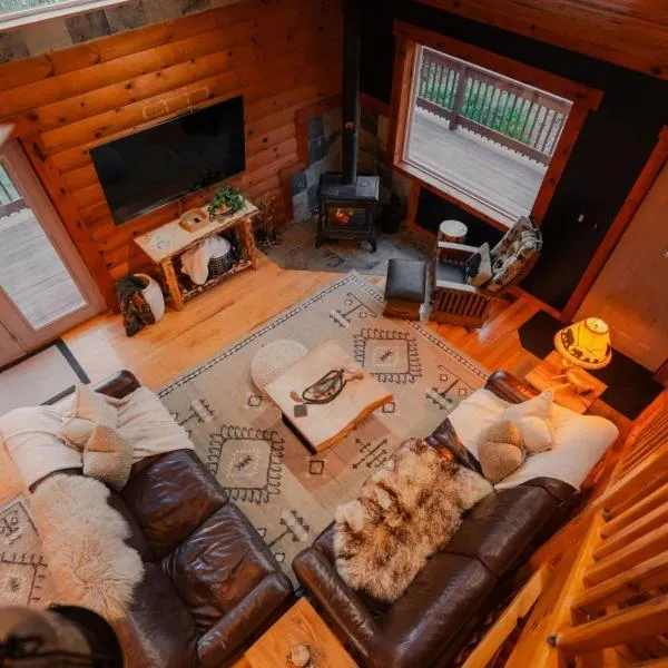 COZY Cabin with Hot Tub - Near all in Hocking Hills，位于洛根的酒店