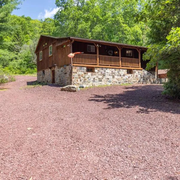 Cozy Log Cabin in Jim Thorpe，位于吉姆索普的酒店