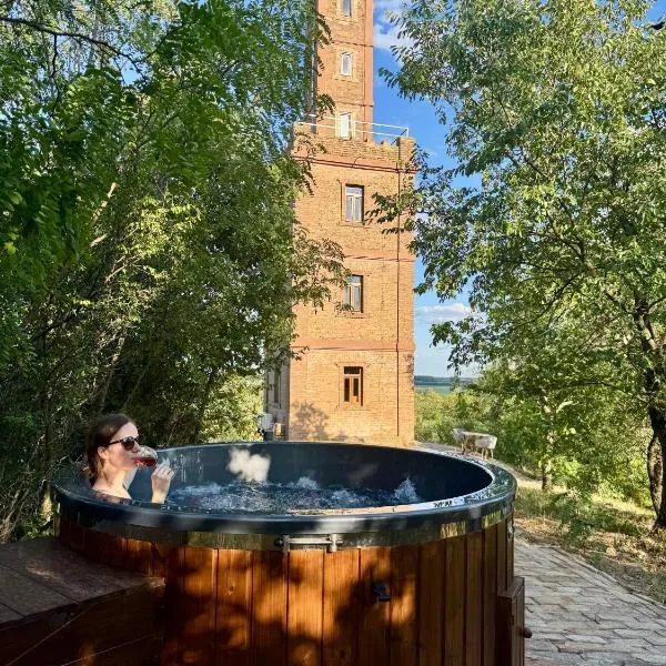 Söréttorony - A jakuzzis erdei szállás，位于Kölesd的酒店