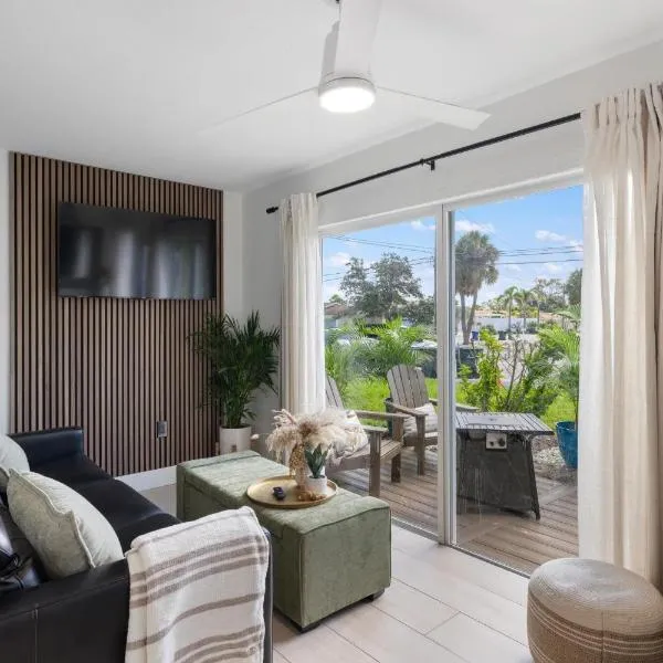 Heat of Siesta Village Walk to Beach w heated Pool，位于西耶斯塔岛的酒店