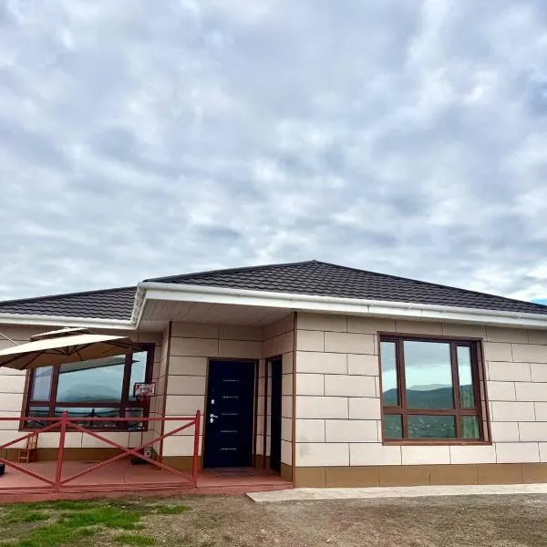 Cozy year-round cottage near UB with additional pick-up service from the Airport，位于Dzuunmod的酒店