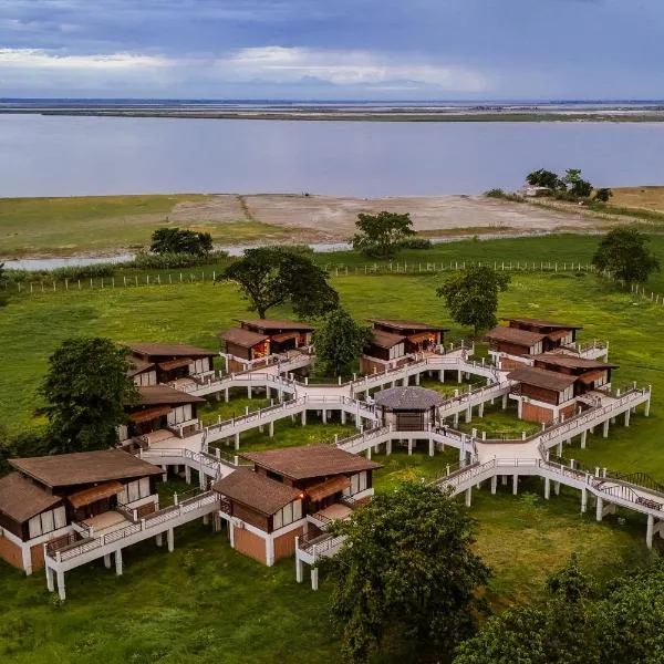 Rhino and River Wildlife Retreat & Spa, Pobitora-Member of SLH Hilton Hotels，位于Pakariāmukh的酒店