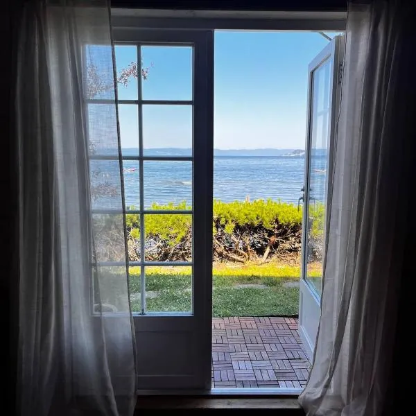 Charming sunlit hideaway with ocean view，位于Viggja的酒店