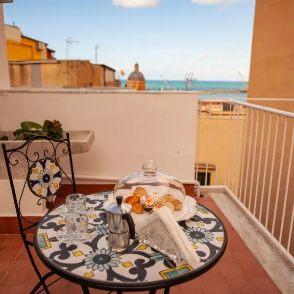 Holiday House Annunziata，位于泰尔米尼伊梅雷塞的酒店