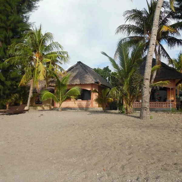 海洋世界俱乐部海滩潜水中心度假村 ，位于Hitokalak的酒店