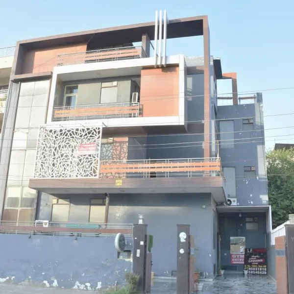 Tipsyy Inn 014，位于古尔冈的酒店