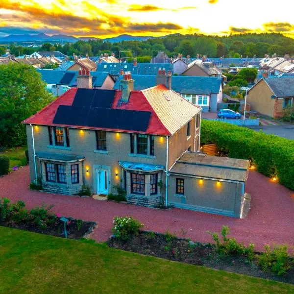 Red Roofs - 5BR Luxury - Large Gardens - EV Point - Near Edinburgh，位于Newtongrange的酒店