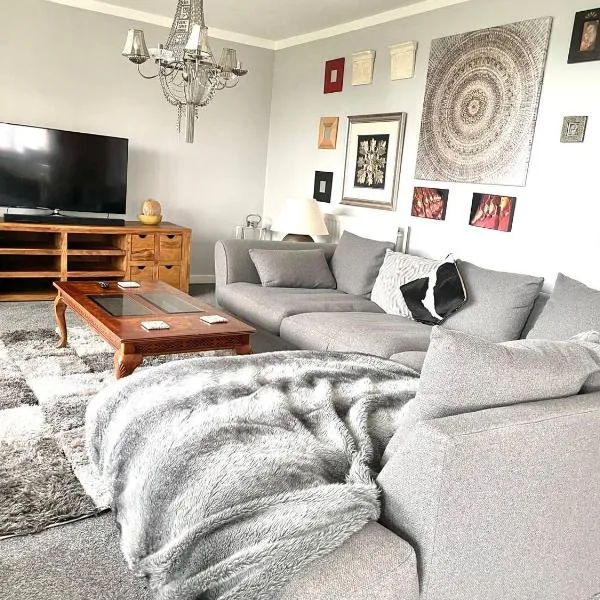 Spacious, smart apartment near City Centre and Coop Arena Free parking，位于曼彻斯特的酒店
