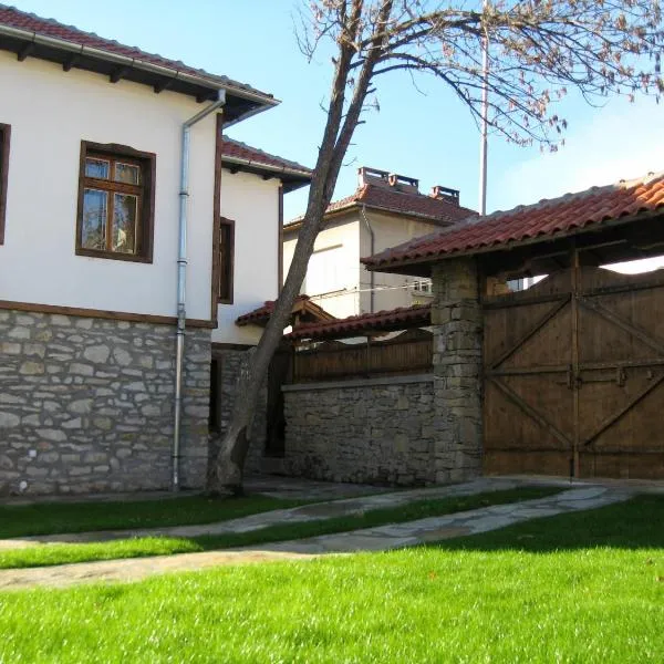 Private 4BR-2BA guest House Dryanovo with Pool and FREE Parking，位于Vetrintsi的酒店