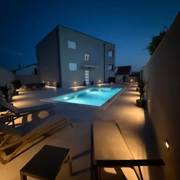 Villa Daisy, Holiday Home near Zadar with Private Heated Pool，位于珀塞达耶的酒店