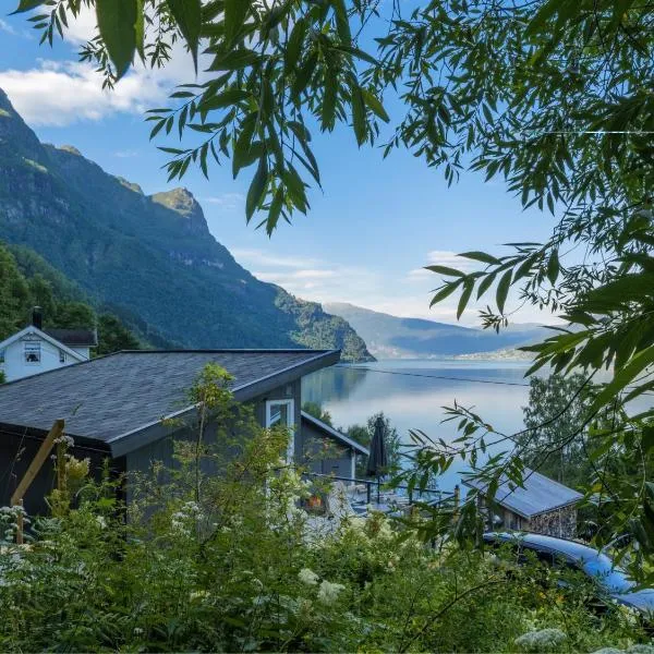 Fjord Cabin with Panoramic View & Private Balcony，位于Luster的酒店