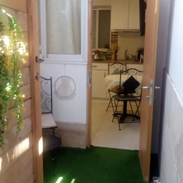 מקסימה עם חצר במרכז העיר，位于埃拉特的酒店