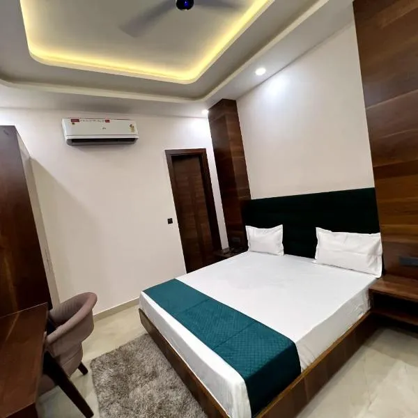 Hotel bliss inn & terrace，位于密拉特的酒店