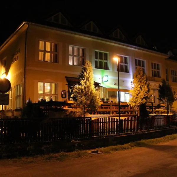 Hotel Obecná Škola，位于Hlásná Třebaň的酒店