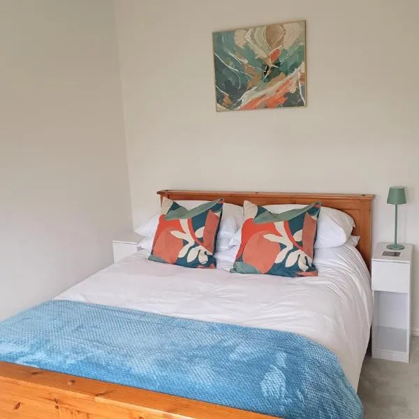 Welcome to No 2 - Modern Comfortable Homestay，位于雷丁的酒店