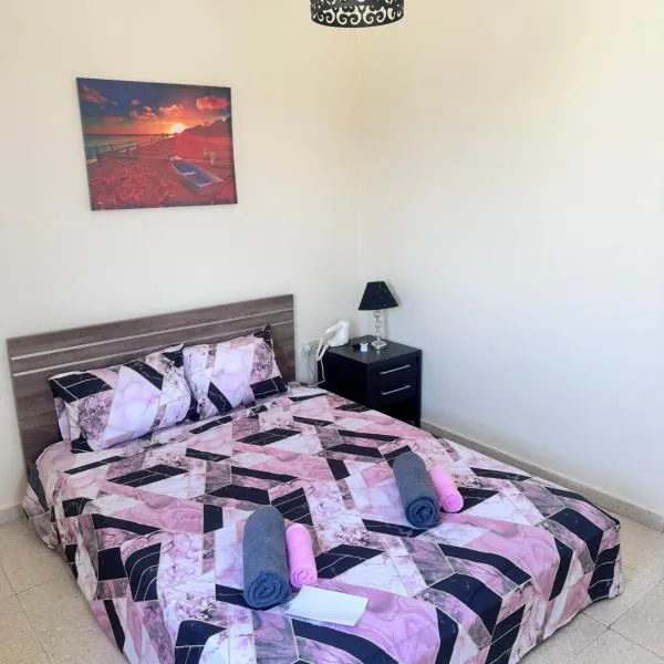 Near Makenzie Beach 51，位于拉纳卡的酒店