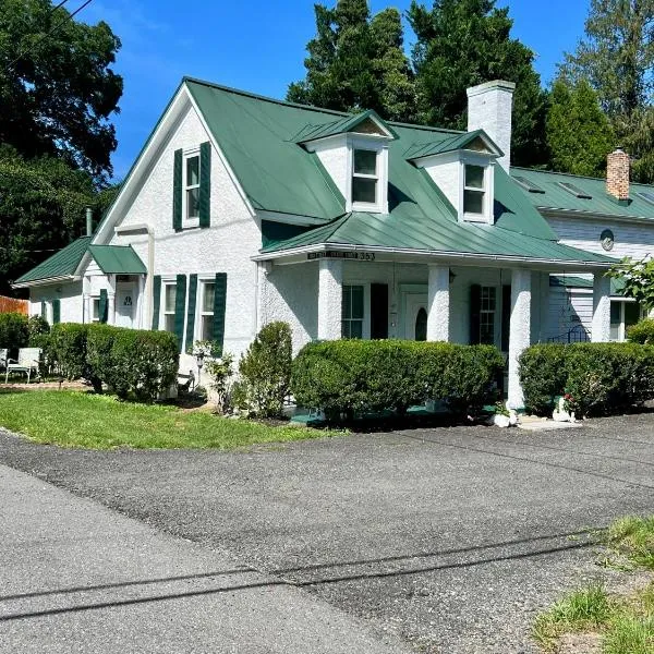 Across The INN Entire Colonial House with lovely porch & extremely fast Wi-Fi，位于Washington, Virginia的酒店