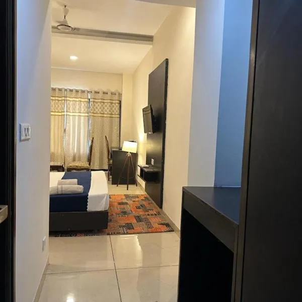 Eagle Hospitality !! Lift ! Large Rooms ! Parking ! Top Rated and Most Awarded Property by SIDHAM Group，位于钱德加尔的酒店