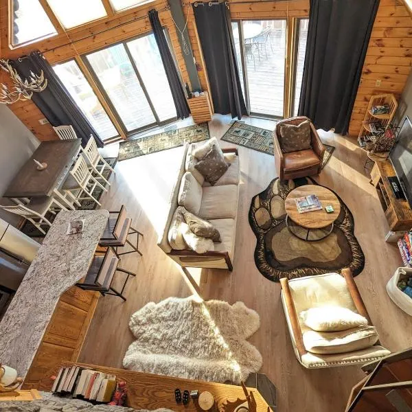 Wildlife Chalet - Sauna Lakeview Firepit Wifi，位于Tofte的酒店