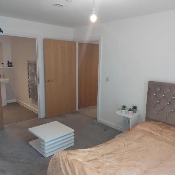 Ensuite Double Bedroom, Live in landlord，位于沃灵顿的酒店