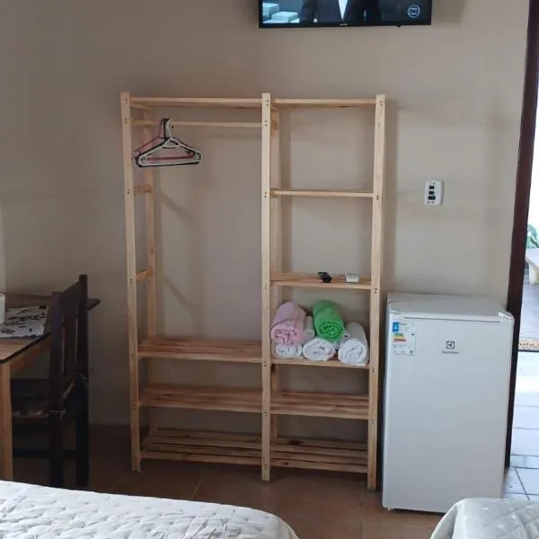 Edícula quarto suíte, confortável e bem localizado，位于瓜拉廷格塔的酒店