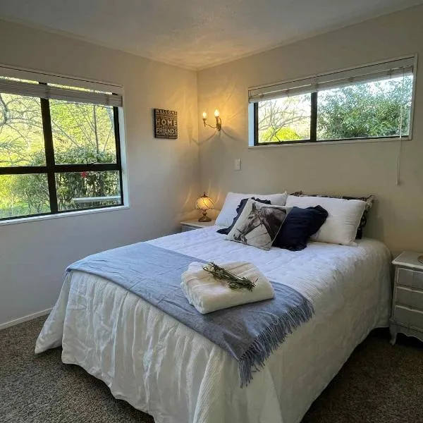 Rose Cottage - private suite - bedroom, lounge, bathroom and kitchenette，位于Clevedon的酒店