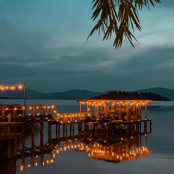 Hotel Boutique La Casa Del Lago，位于Tzintzuntzán的酒店