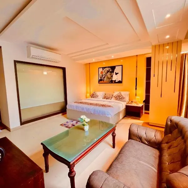 The Four Season Dharamshala # Centrally Heated & Air Cooled # Scenic Mountain View # Big Parking # Near Market # Top Rated # Most Awarded # Premium Rooms # Bar # Terrace # Lift # Property Of The Year##BY ROYAL CASTLE DHARAMSHALA#，位于达兰萨拉的酒店
