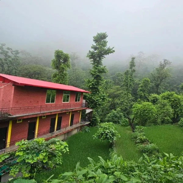 Tapovan Cascades Yogvillage Stay，位于瑞诗凯诗的酒店
