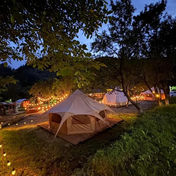 Alunis GLAMPING，位于Aluniş的酒店
