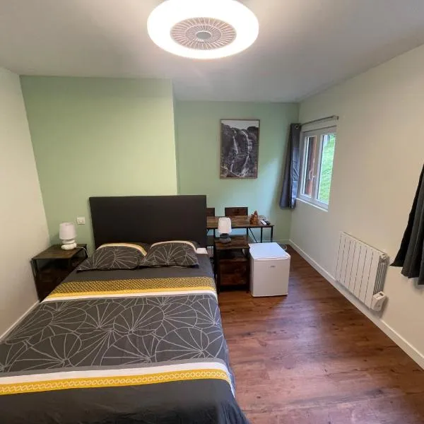 Chambre l'Ecureuil，位于Cernon的酒店