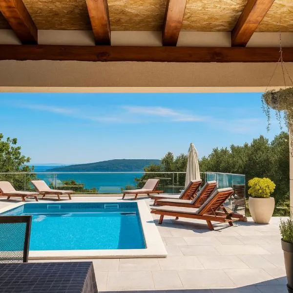 Holiday house Doris with pool, garden and view，位于卡什泰拉的酒店