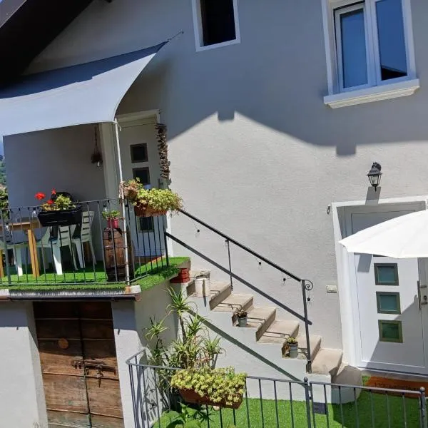 Lucia's Wood House，位于因特拉的酒店