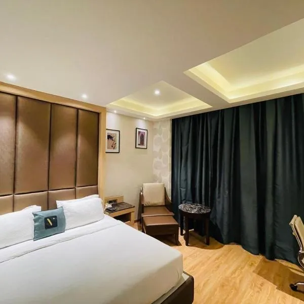 Hotel V Hazratganj，位于勒克瑙的酒店