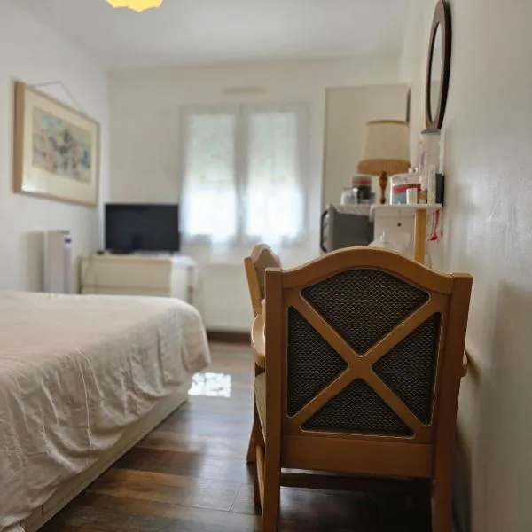 1 Chambre pour 2 personnes "Chez l'habitant" maison possède un petit chien，位于Quincy-Voisins的酒店