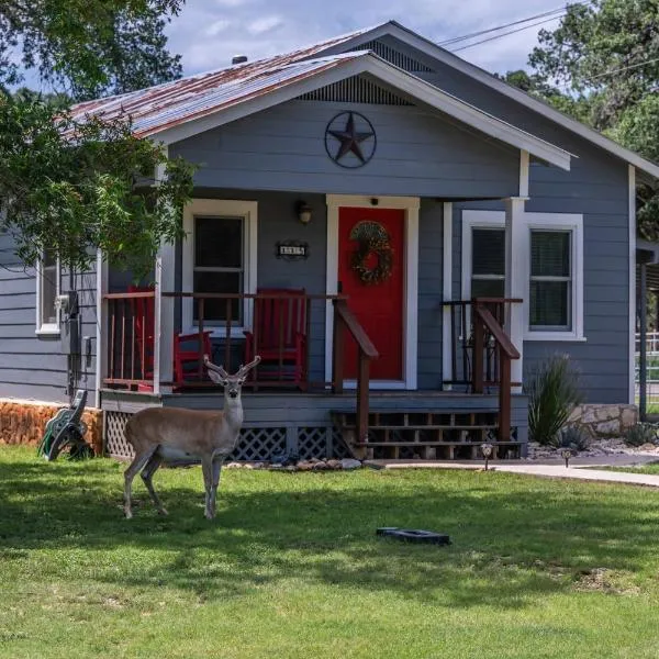 Bandera Bungalow - River, Downtown, Peaceful fenced corner lot! King bed!，位于班德拉的酒店