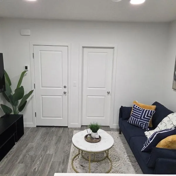 New Family Modern 2-Bedroom near Hospital, YMCA, Cineplex, Grocery Stores，位于卡尔加里的酒店